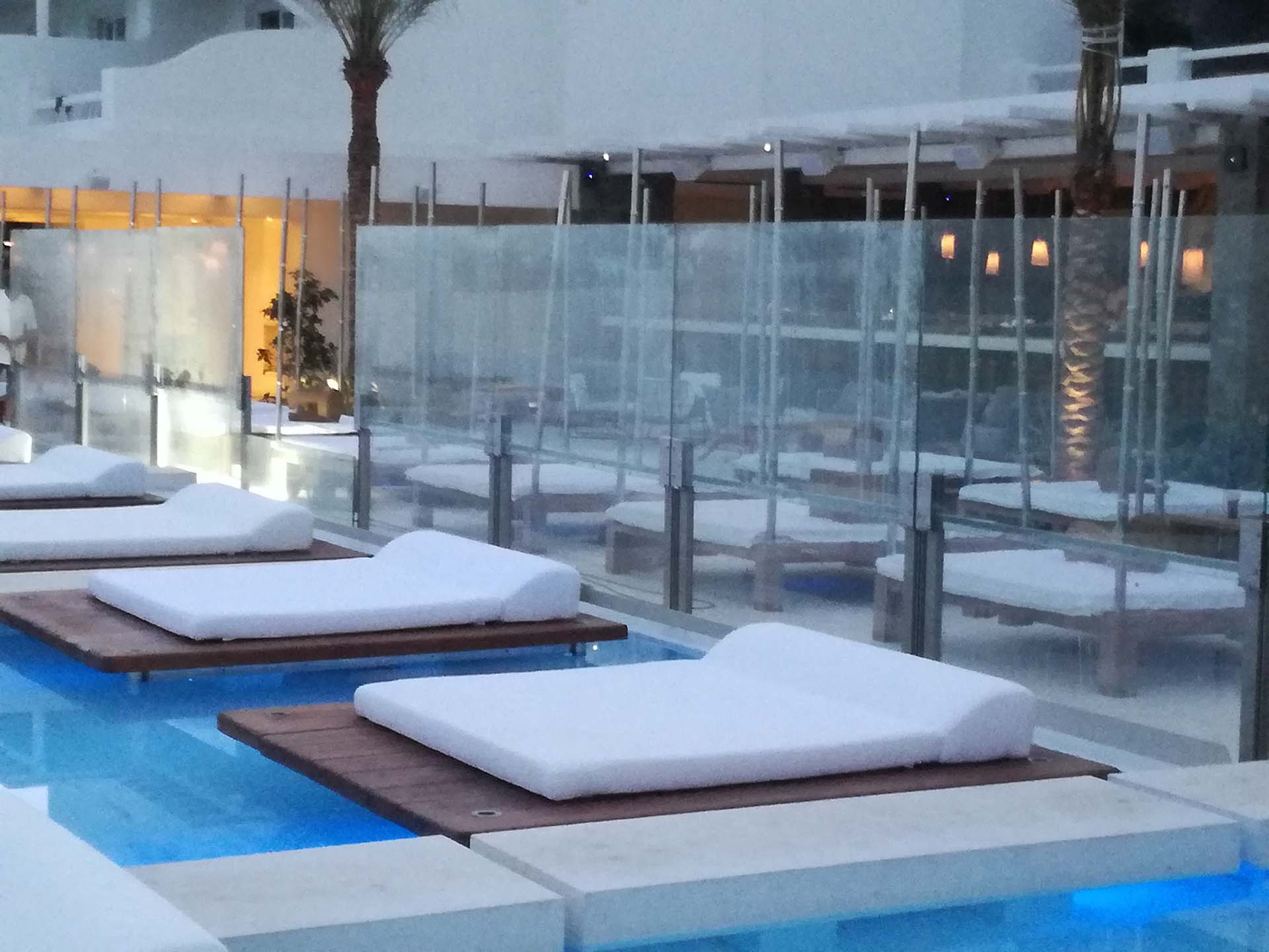 Ανεμοφράκτες για προστασία υπαίθριου χώρου από τον άνεμο