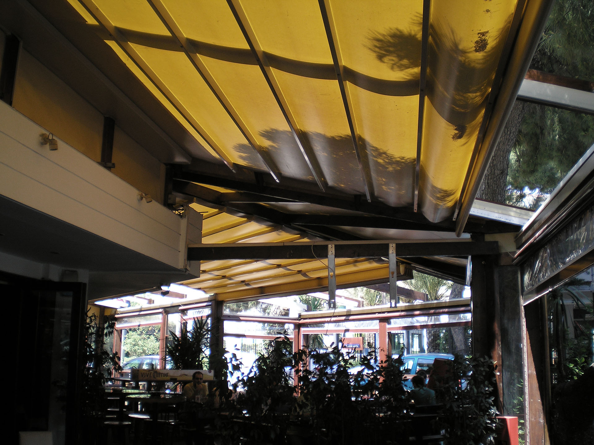 Ανοιγόμενη οροφή τέντας στην καφετέρια Cafe Escoba