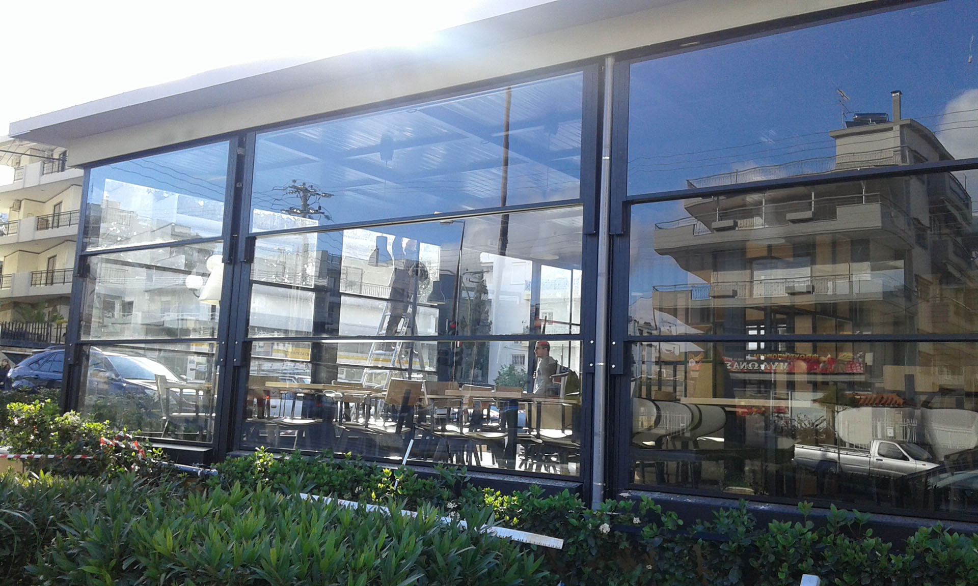 Τζάμια για το κλείσιμο χώρου καφετέριας