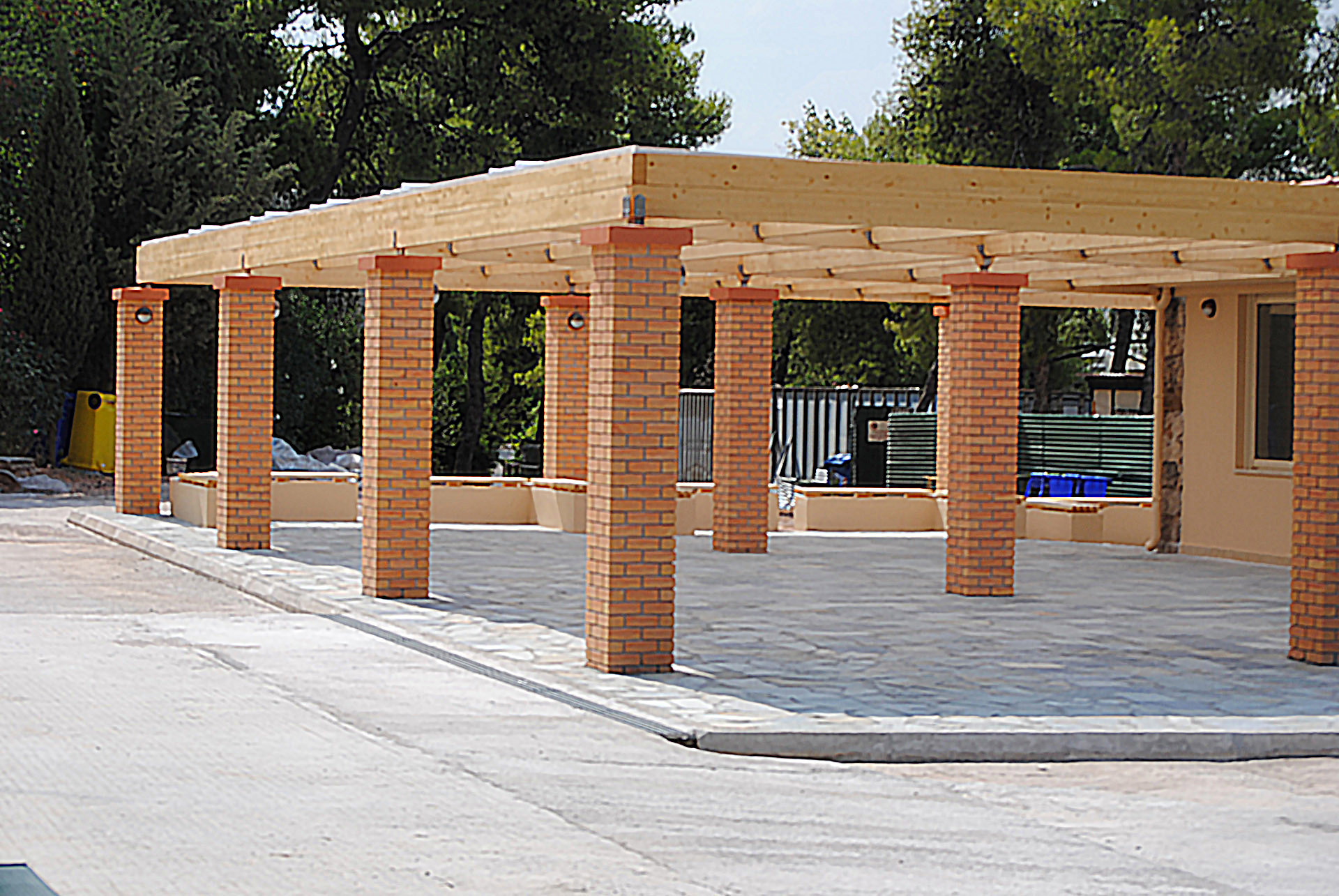 Κατασκευή ξύλινης πέργκολας στο Κολλέγιο Αθηνών