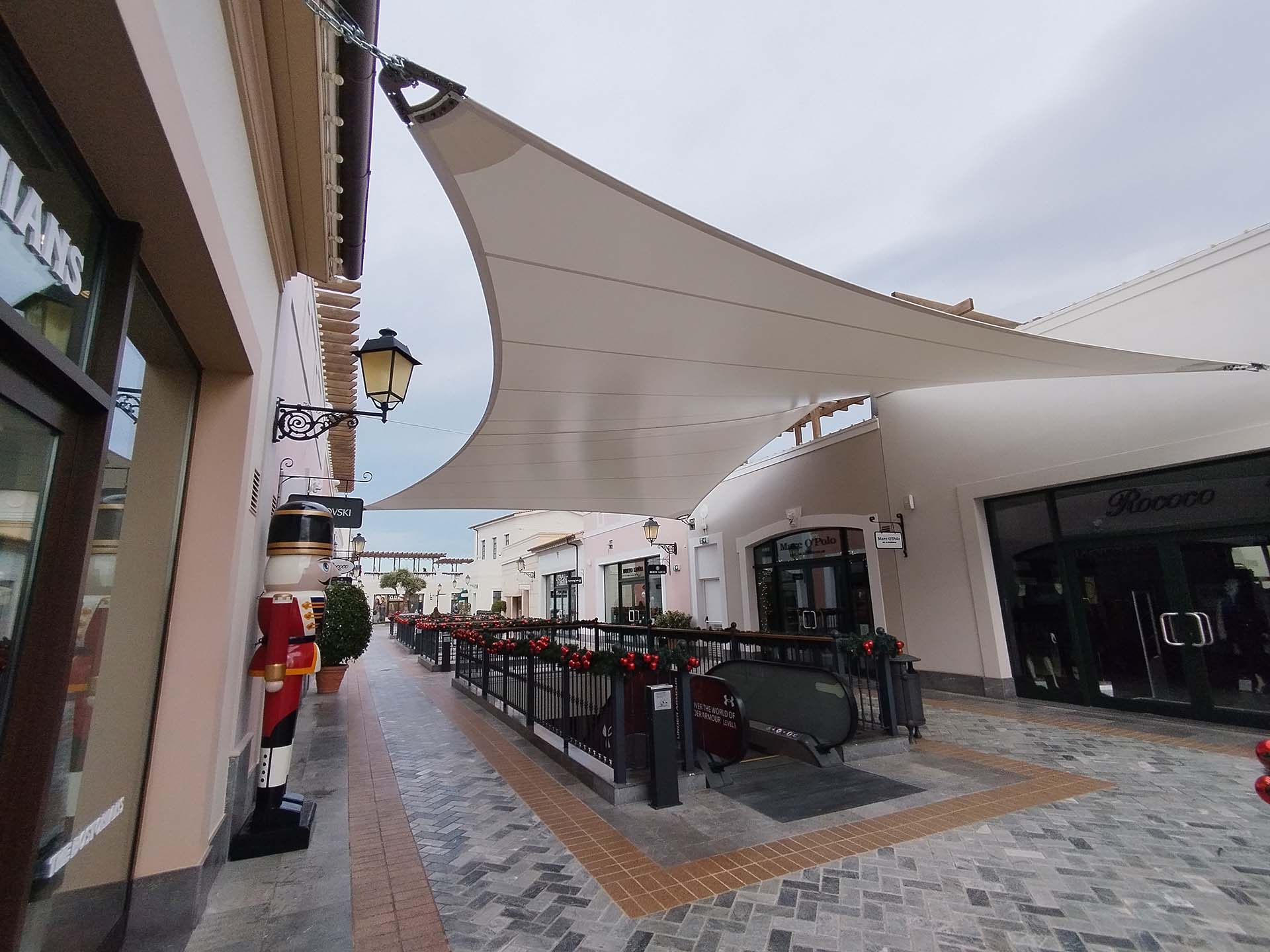 Εφελκυόμενα συστήματα σκίασης στο McArthurGlen στα Σπάτα