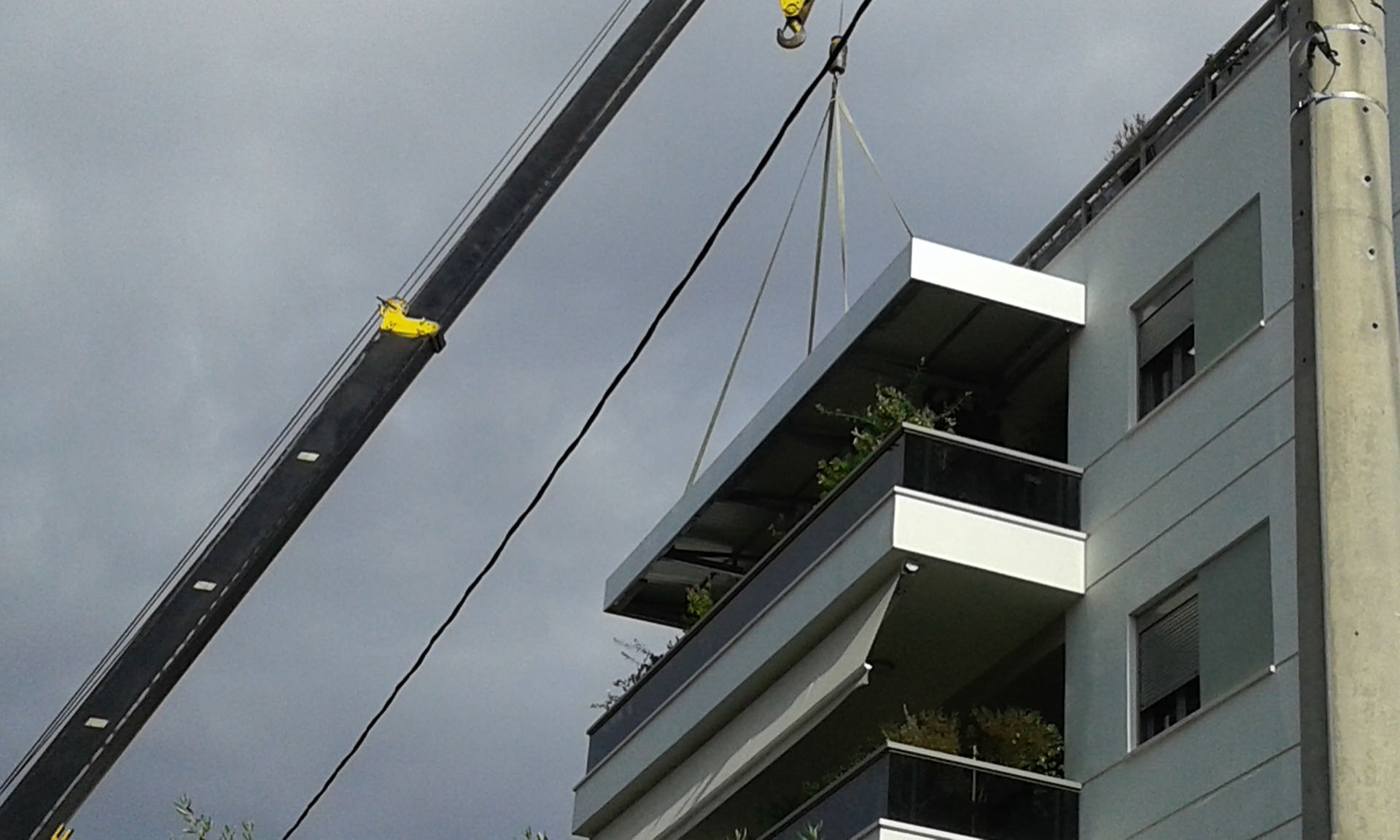 Μεταλλικό στέγαστρο μπαλκονιού σε διαμέρισμα πολυκατοικίας