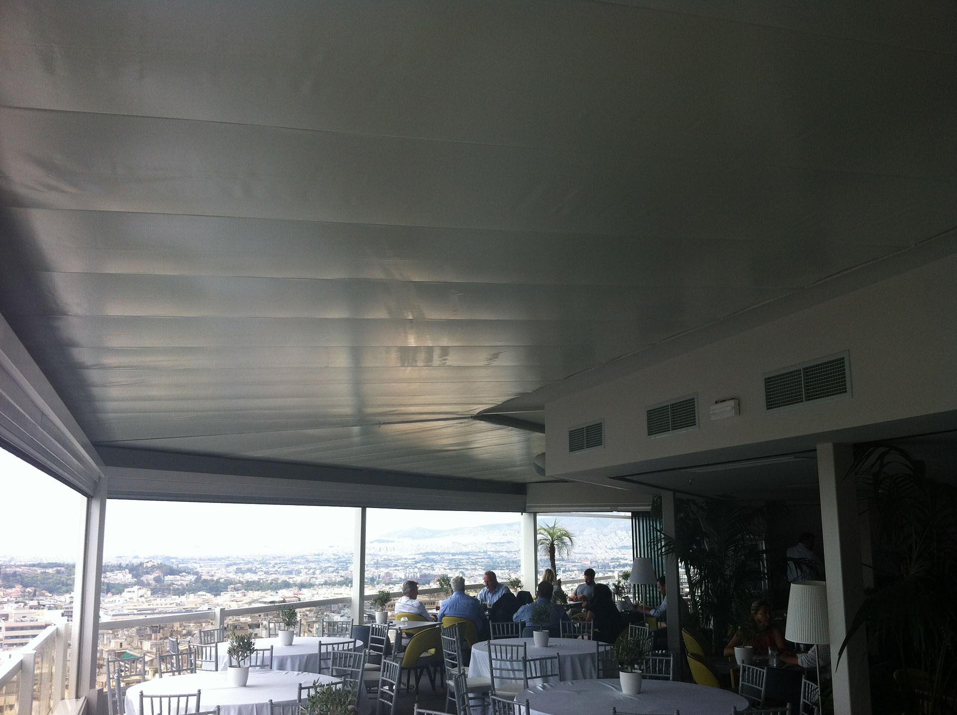 Ανοιγόμενη οροφή και κλείσιμο με τζάμια υπαίθριου χώρου εστιατορίου